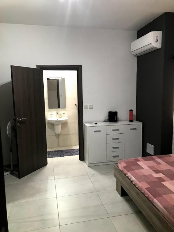 Luqa Apartment - 5 Mins From Airport Exterior photo